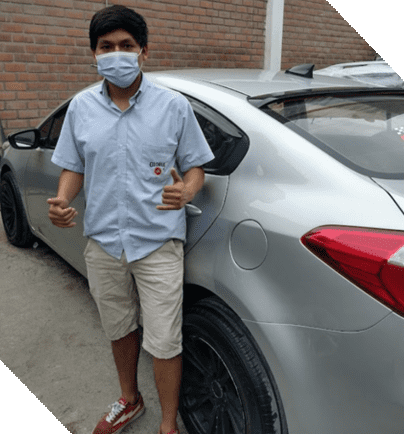 joven con camisa y mascarilla