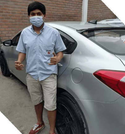 joven con camisa y mascarilla