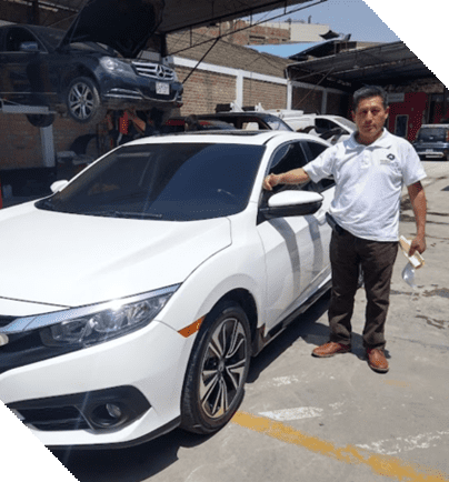cliente al lado de auto