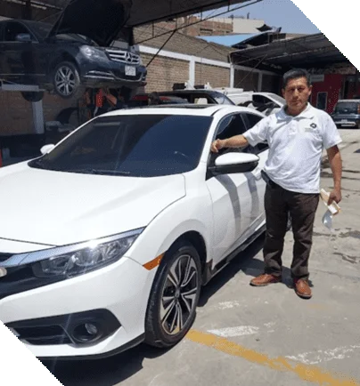 cliente al lado de auto