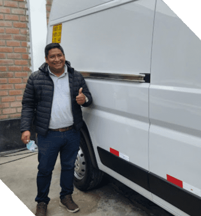 Hombre al lado de camioneta blanca