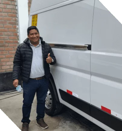Hombre al lado de camioneta blanca