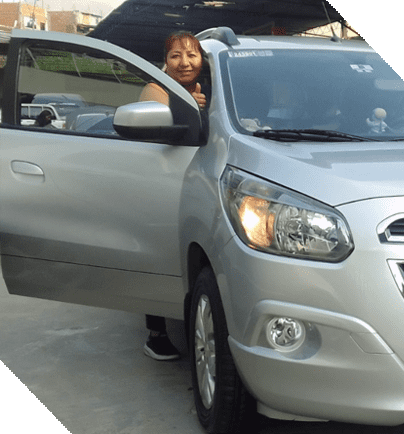 Señora feliz en auto