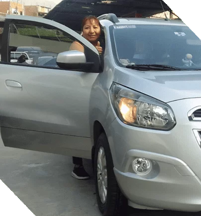 Señora feliz en auto