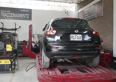 Auto en mesa de traccion