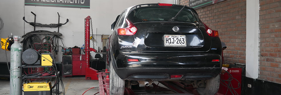 auto en maquina de tracción