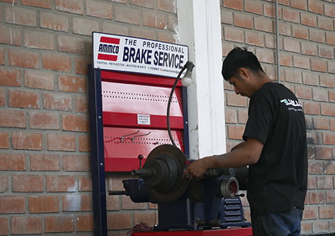 Mecanico reparando pieza