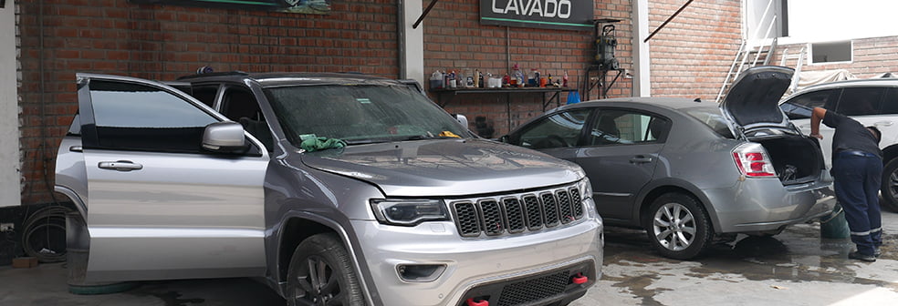 Autos en area de lavado de taller