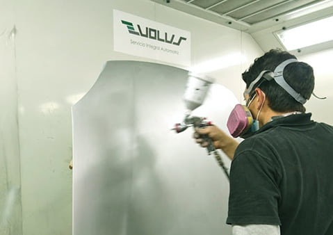 capo de auto siendo pintado