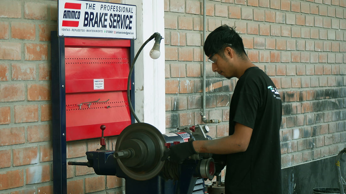 Mecanico arreglando bujias