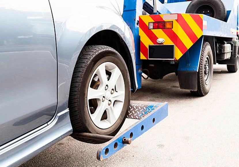 Auto siendo remolcado por una grúa en la pista.
